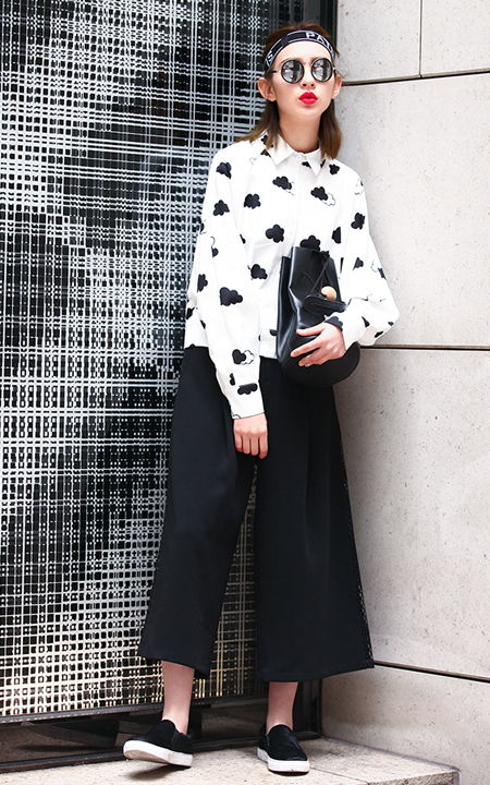 日韓風(fēng)尚 簡約黑色套頭衛(wèi)衣的百變穿搭指南